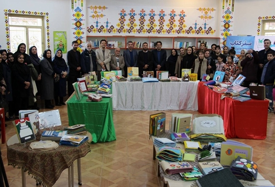 «سفر کتاب»؛ اولین نمایشگاه کتاب حسی و لمسی ویژه کودکان و نوجوانان با نیازهای ویژه   نخستین نمایشگاه کتاب حسی و لمسی ویژه کودکان و نوجوانان با نیازهای ویژه با هدف دسترسی برابر به کتاب، در مرکز شماره (۳) کانون پرورش فکری کودکان و نوجوانان سنندج برگزار شد.